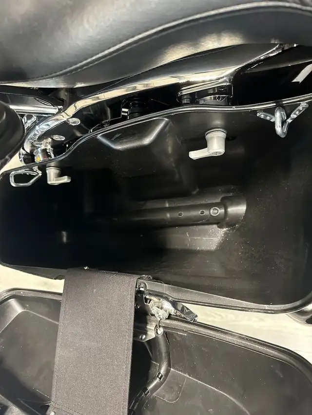 2017 HARLEY DAVIDSON ÉLECTRA GLIDE ULTRA LIMITED in Street, Cruisers & Choppers in London - Image 17