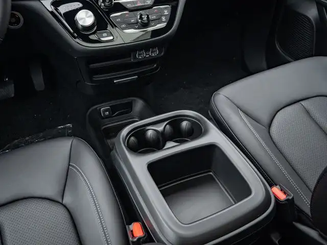 2025 Chrysler Pacifica Select in Cars & Trucks in Barrie - Image 30