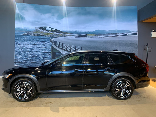 2023 Volvo V90 Cross Country B6 AWD Plus in Cars & Trucks in Edmonton - Image 2