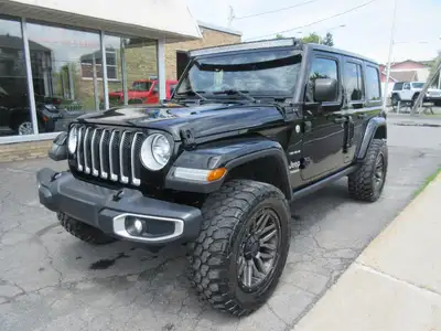 Superbe JEEP, très beau look, 2 TOITS (rigide + souple), ''LIFT KIT + suspension, mags 20 pouces, pn...