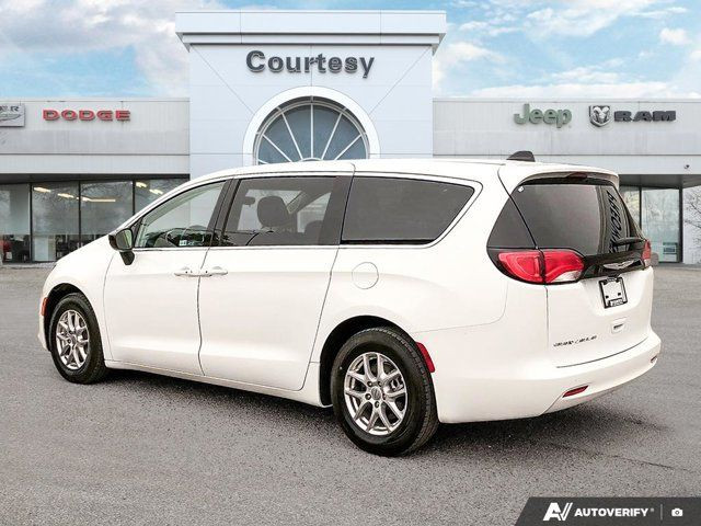 2024 Chrysler Grand Caravan SXT | Third Row Seating in Cars & Trucks in Calgary - Image 4