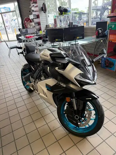 APPLY NOW: https://www.ridecollective.ca/get-pre-approved The 2025 CFMOTO 675SS is a cutting-edge mi...