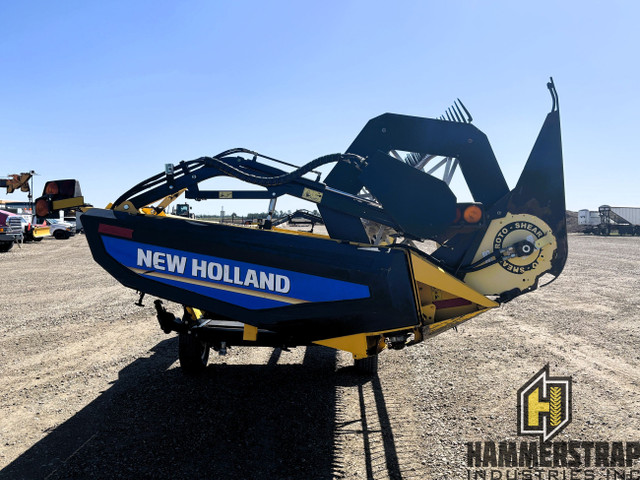 2014 NEW HOLLAND DuraSwath 430HB 30 Ft Draper Swather Header in Farming Equipment in Edmonton - Image 4
