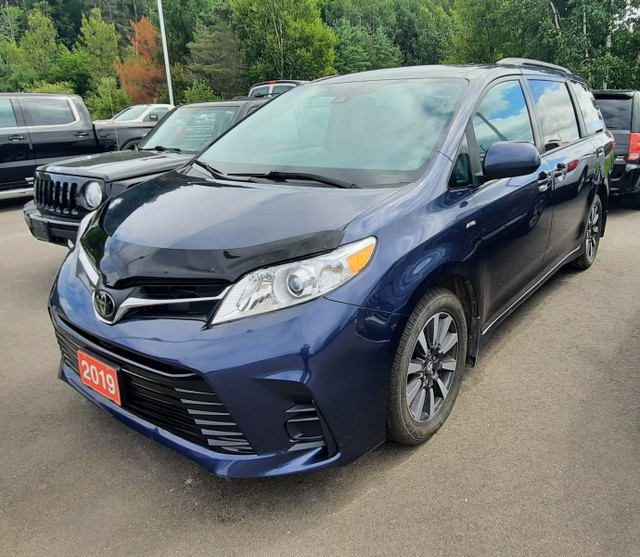 2019 Toyota Sienna LE Clean CarFax, Climate Control, Cloth Seats in Cars & Trucks in Trenton - Image 2