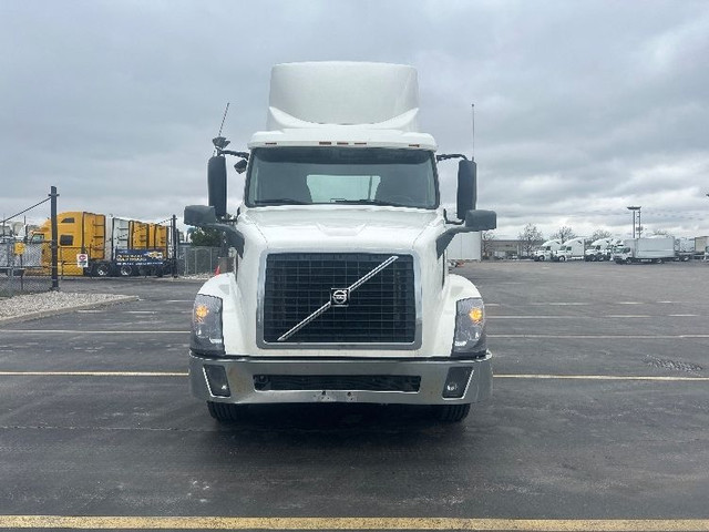 2018 Volvo VNL64300 in Heavy Trucks in Edmonton - Image 2