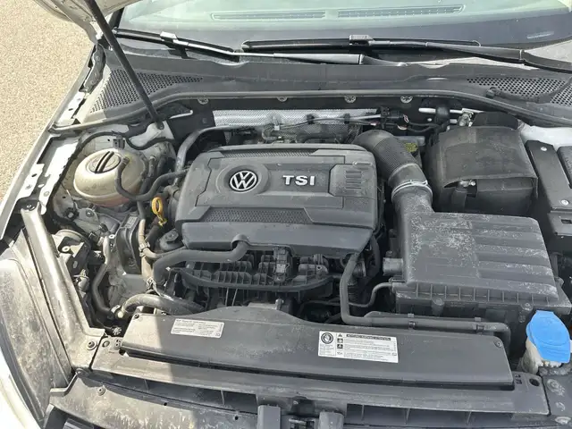 2015 Volkswagen Golf 1.8 TSI Trendline l Clean CarFax l Hatchbac in Cars & Trucks in Calgary - Image 24