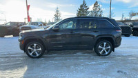 This Jeep Grand Cherokee is equipped with: Capri Leatherette Seats w/Perforated Inserts, CommandView... (image 8)