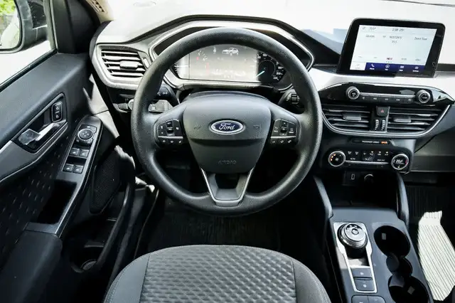 2020 Ford Escape SE • HEATED SEATS • CP/AA • NAV • PARK ASSIST in Cars & Trucks in Kingston - Image 14