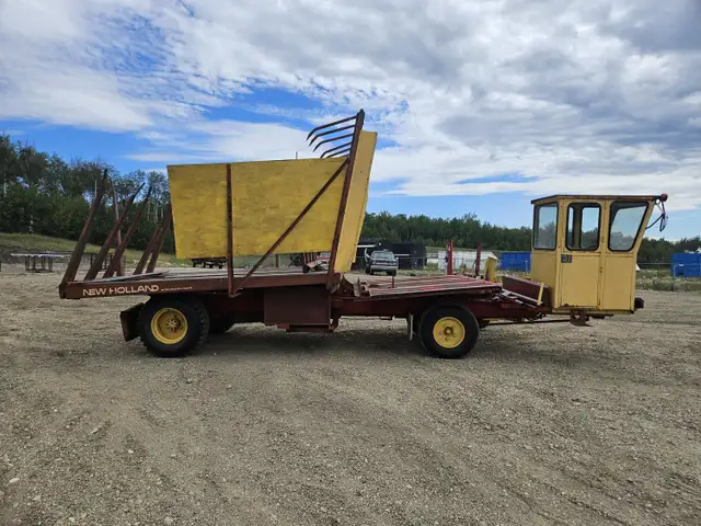 New Holland Square Bale Stackliner 1047 in Farming Equipment in Grande Prairie - Image 6