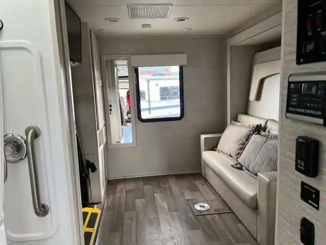 2020 Winnebago Intent 30R in RVs & Motorhomes in Abbotsford - Image 13