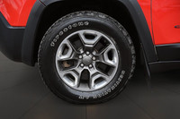 model trailhawk, sieges en cuir, sieges chauffant, volant chauffant, roues en alliage, 4 x 4, regula... (image 6)