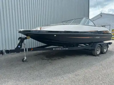 LEGEND VIBE D21 FW 2023 Vous aimez le concept ouvert d'un bateau ponté mais vous l'aimeriez avec un...