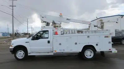 New Arrival..... 2002 FORD F-450 XL ALTEC BUCKET TRCUK for sale in Edmonton, Alberta - 6.8L V10 GAS...