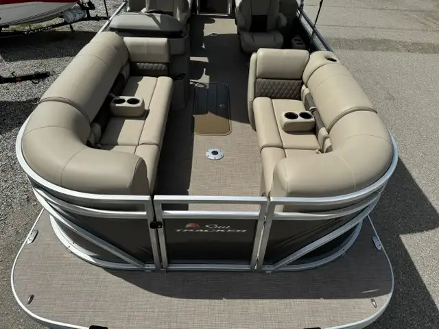 2024 Sun Tracker Party Barge 22 XP3 Tritoon, Mercury 150 L 4s-po in Powerboats & Motorboats in Calgary - Image 8