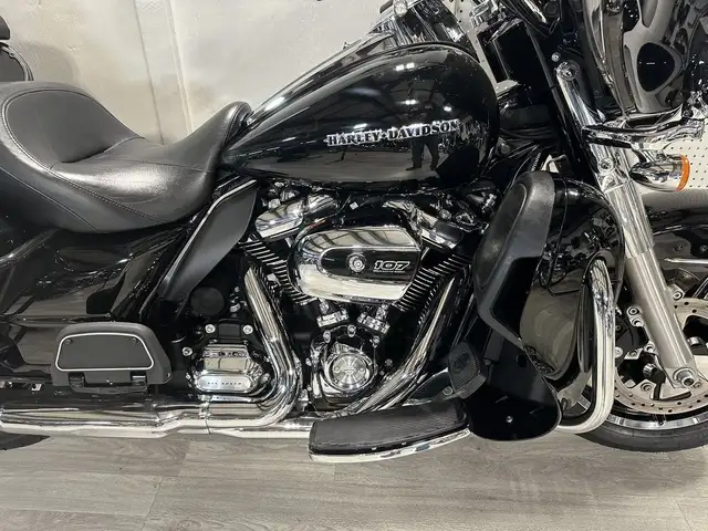 2017 HARLEY DAVIDSON ÉLECTRA GLIDE ULTRA LIMITED in Street, Cruisers & Choppers in London - Image 4