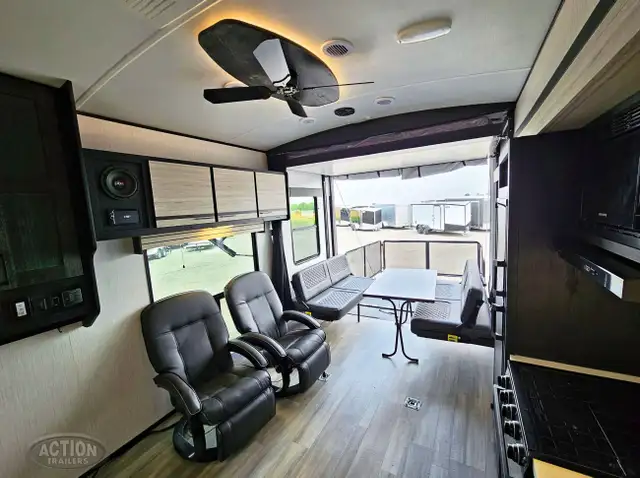 TOY HAULER CLEARANCE -STYKER 3414 W/REAR PATIO DECK UNDER COST in RVs & Motorhomes in London - Image 12