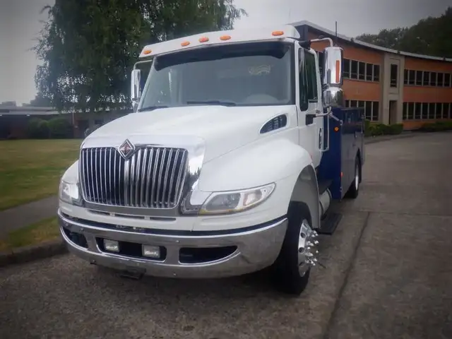 2012 international DuraStar 4300 Welding Service Truck with Air  in Heavy Trucks in Richmond - Image 12