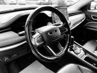This Jeep Compass has a dependable Regular Unleaded I-4 2.4 L/144 engine powering this Automatic tra... (image 8)