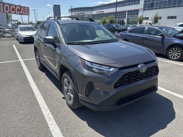 2022 TOYOTA RAV4 XLE HYRBIDE BAS KM HITCH ECRAN CARPLAY TOIT OUV in Cars & Trucks in Laval / North Shore - Image 2