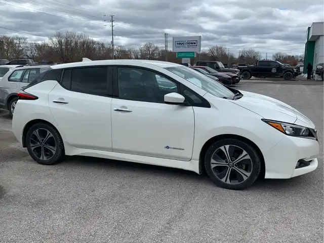 2019 Nissan LEAF SV Hatchback - Navigation System - ELECTRIC !! in Cars & Trucks in Oakville / Halton Region - Image 3