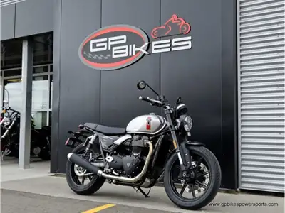 The Speed Twin 900 combines classic style with modern technology; making it perfect for unforgettabl...