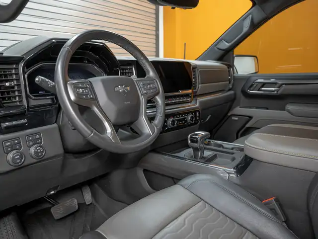 2023 Chevrolet Silverado 1500 ZR2 CREW 4X4 V8 *TOIT* NAV CUIR SI in Cars & Trucks in Laurentides - Image 3
