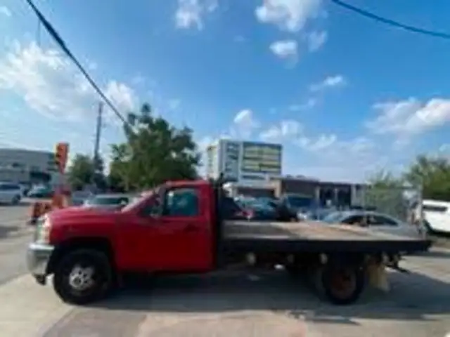 2011 Chevrolet SILVERADO 3500HD Regular Cab Dually Flat Bed in Cars & Trucks in City of Toronto - Image 5