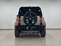 Le Land Rover Defender 110 P400 X-Dynamic SE 2023 est un VUS pleine grandeur conçu pour affronter au... (image 6)