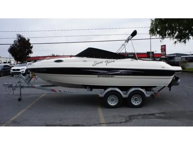 2013 Stingray Boat Co 208CR VOLVO V6-200CV in Powerboats & Motorboats in Longueuil / South Shore - Image 9