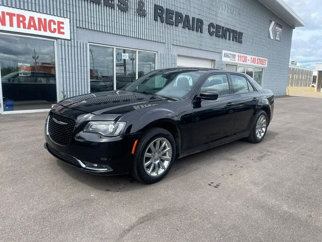 2018 CHRYSLER 300S / 3.6L V6 / LOW KM!!! in Cars & Trucks in Edmonton