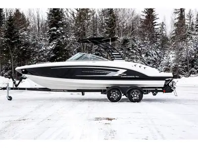 FGB40222J425 Le Chaparral 23 SSI 2025 est la quintessence de la performance et du style. Ce bateau d...
