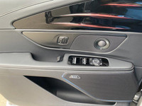 The 2025 Nautilus is a new take on the midsize favourite Lincoln. The front end and signature grill... (image 4)