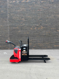 RAYMOND  ELECTRIC RIDE-ON PALLETJACK FORKLIFT 6000LBS CAPACITY