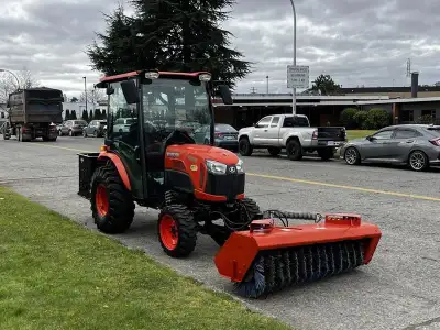 2018 Kubota B2650 Tractor Sweeper/Sander 4WD Diesel, orange exterior, black interior, vinyl. This it...
