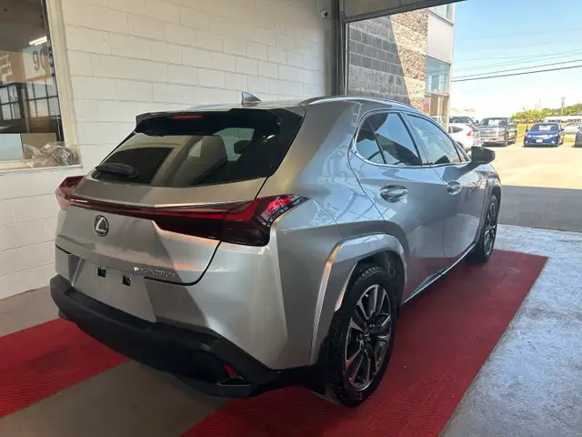 2024 Lexus UX 250h dans Autos et camions dans Région d’Oakville/Halton - Image 8