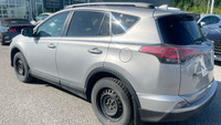 Le Toyota RAV4 LE 2016 est un VUS compact polyvalent, pratique et fiable. Avec un design moderne, un... (image 8)
