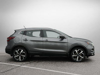 This Nissan Qashqai boasts a Regular Unleaded I-4 2.0 L/122 engine powering this Variable transmissi... (image 3)