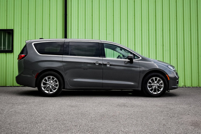2023 Chrysler Pacifica Touring L AWD • HEATED SEATS/STEERING • C in Cars & Trucks in Ottawa - Image 2