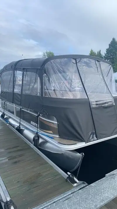Ponton Starcraft LX 322 R 2022 – ÉTAT NEUF – Seulement 37 heures d’utilisation ! 3 QUILLES Ponton ul...
