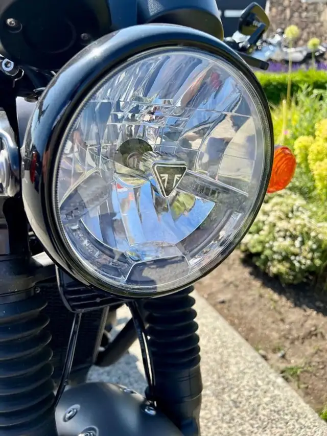 2017 Triumph Bonneville T120 Black Matt Graphite in Street, Cruisers & Choppers in Vancouver - Image 5