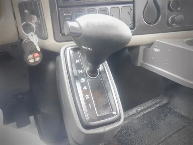 2012 international DuraStar 4300 Welding Service Truck with Air  in Heavy Trucks in Richmond - Image 34