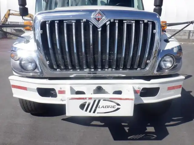 2008 international 7400 Garbage Truck Air Brakes Diesel in Heavy Trucks in Richmond - Image 15