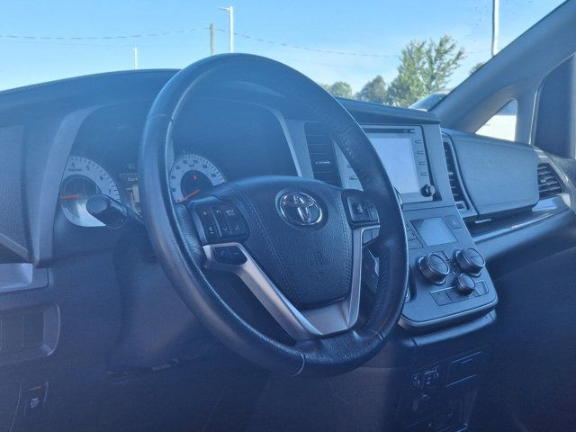 2020 Toyota Sienna SE AWD | DVD | Leather | Sunroof | Nav | JBL in Cars & Trucks in Guelph - Image 2
