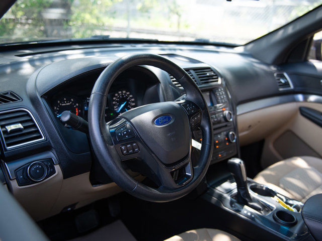 2016 Ford Explorer 6 Passenger, 2.3L Ecoboost in Cars & Trucks in Calgary - Image 3