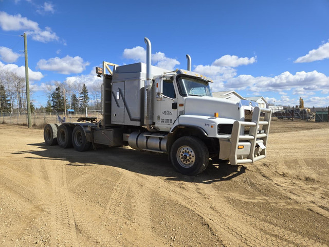 2006 International Tri-Drive Sleeper Truck Tractor 5600 in Heavy Trucks in Edmonton - Image 2