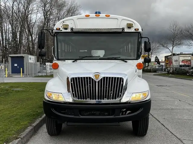 2013 international 4200 21 Passenger Bus Diesel Hydraulic Brakes in Heavy Trucks in Richmond - Image 4