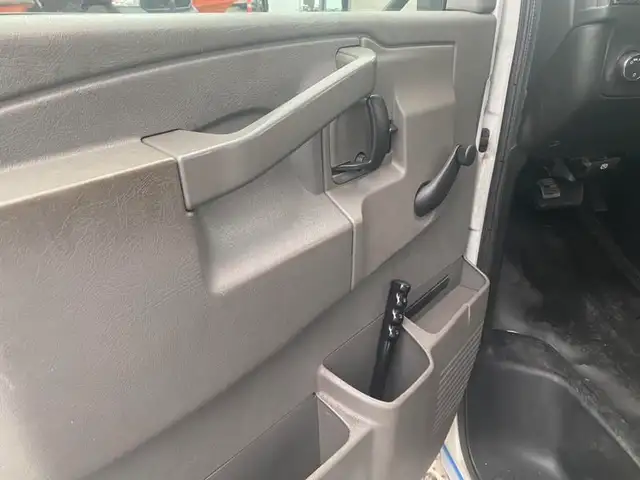 2017 chevrolet Express G4500 21 Passenger Bus With Wheelchair Ac in Heavy Trucks in Richmond - Image 12