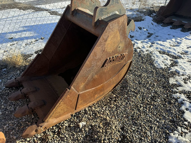 Cat Accurate 200 Series 36 Inch Excavator Dig Bucket N/A in Heavy Equipment in Regina - Image 2