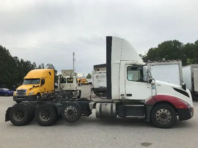 2021 Volvo VNL84300 dans Camions lourds dans Delta/Surrey/Langley - Image 9