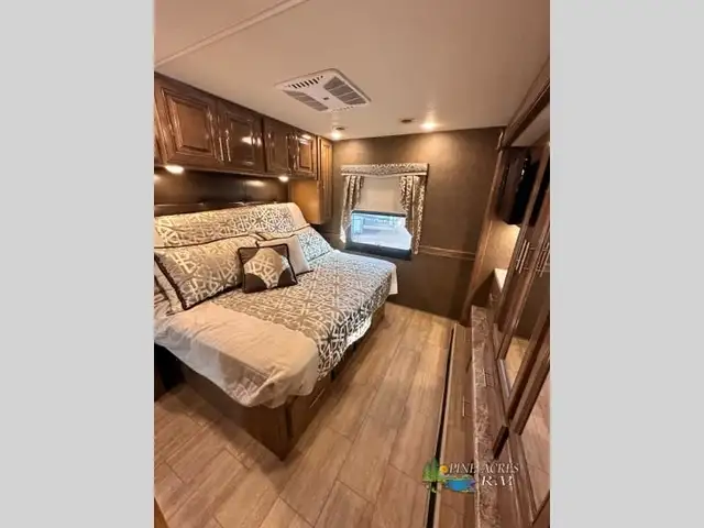 2020 Thor Motor Coach Challenger 37YT Washer & Dryer 12 k Miles in RVs & Motorhomes in Moncton - Image 33